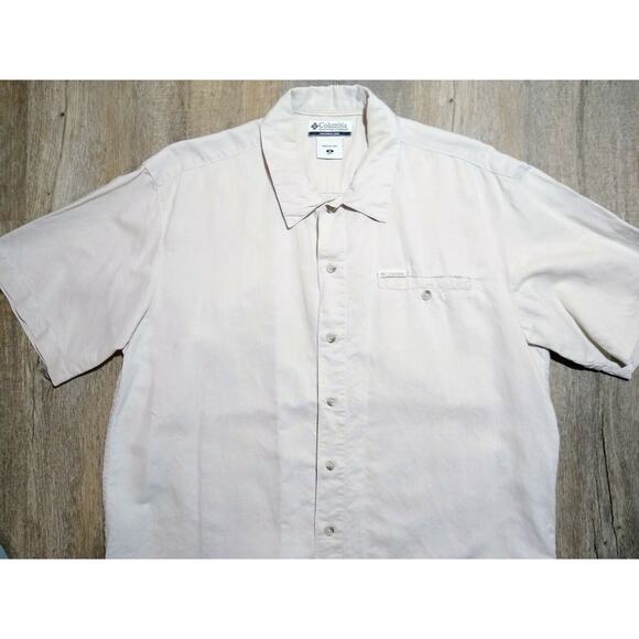Columbia Outdoors Button Up Men's Size Medium Beige Short Sleeve Chest Pocket - Picture 2 of 4